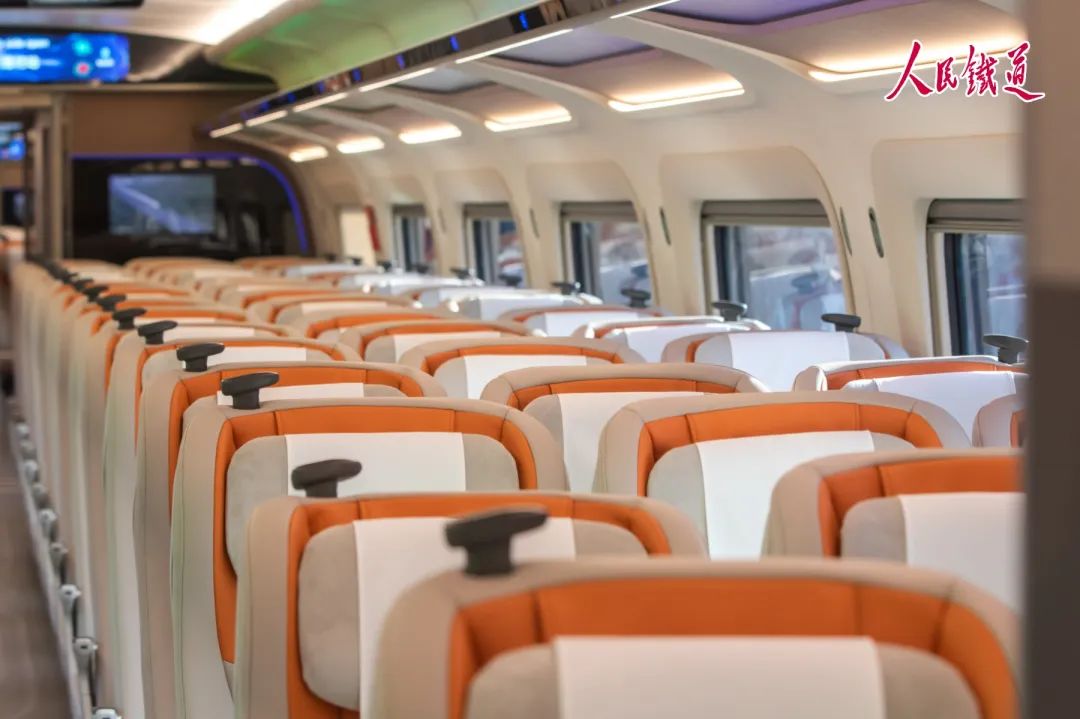 CR450 动车组亮相,新一代高速列车加速驶来