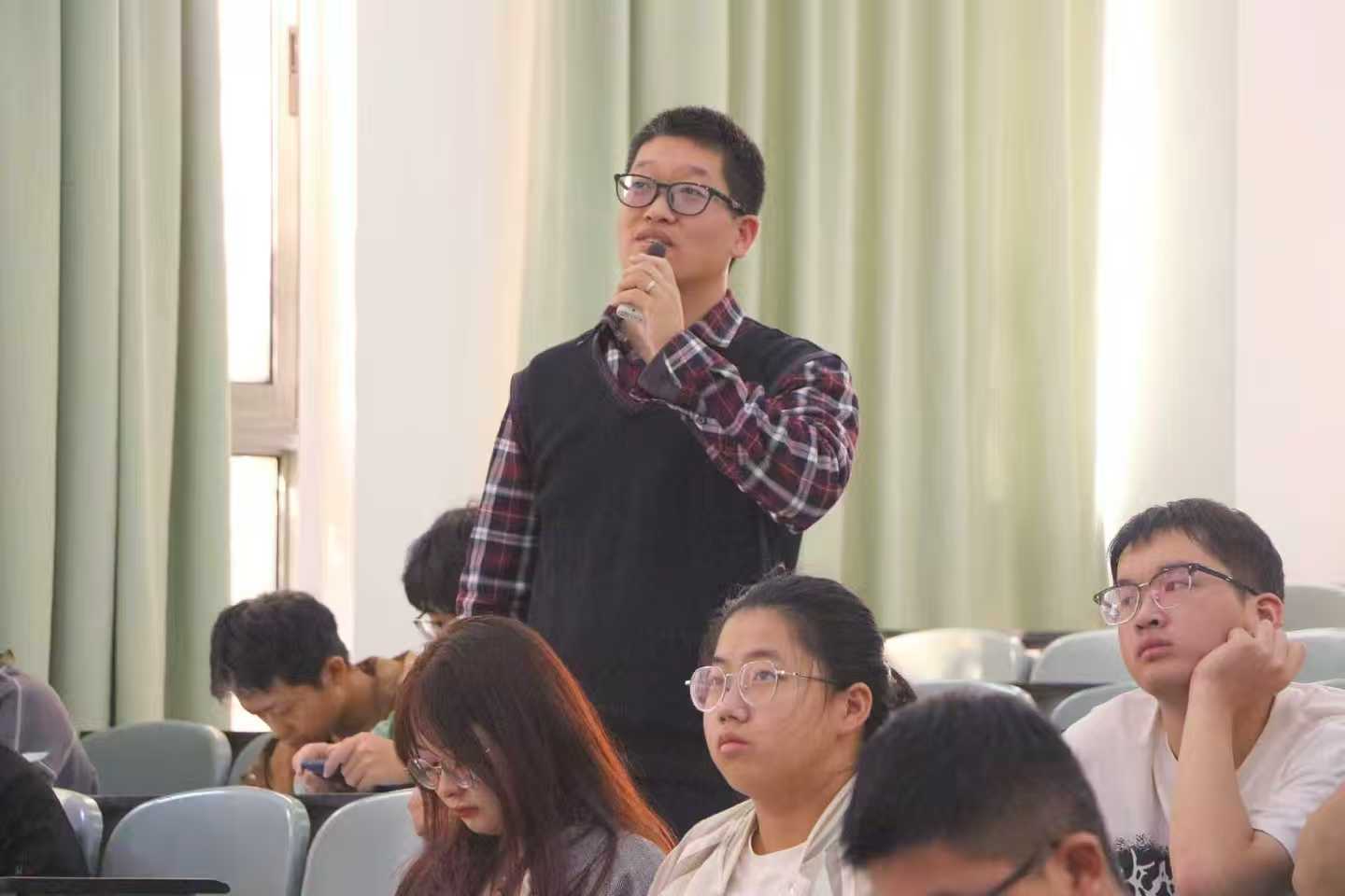 冶金学院开展大学讲座,为新生规划学习科研并指明方向