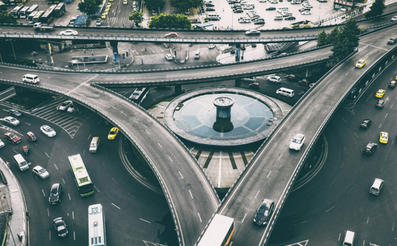 高速事故应对指南及交替通行、行人事故责任相关规定