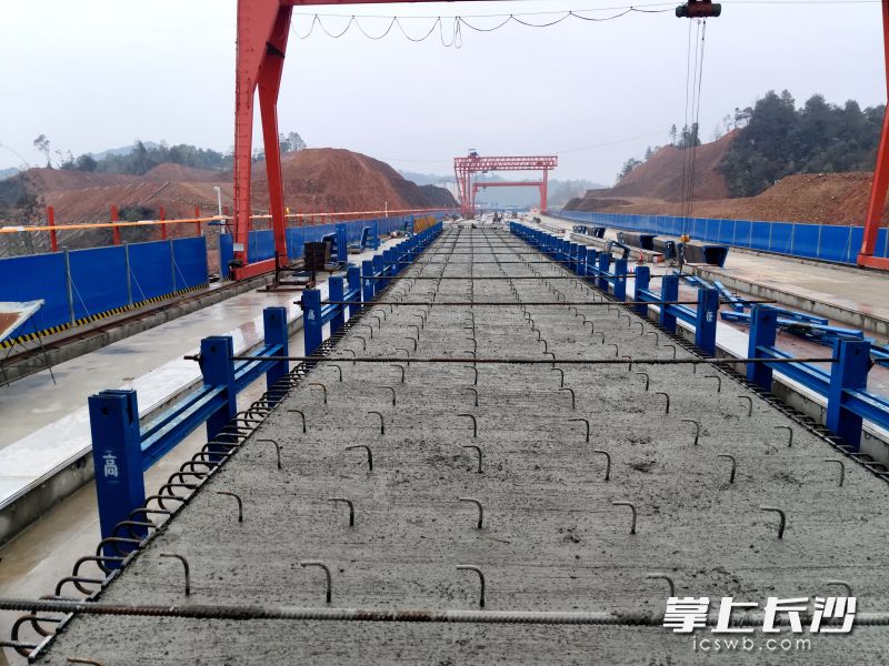 高速桥梁首梁浇筑架设 浏江高速进入新阶段