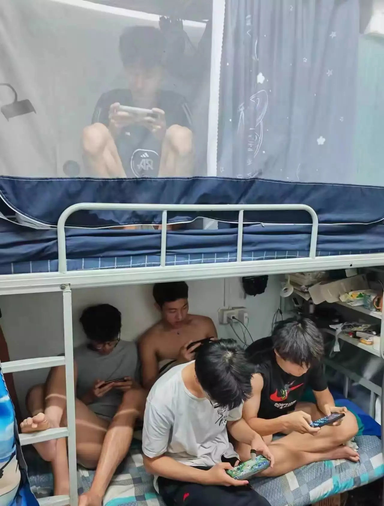 大学生宿舍整蛊趣事多,小林假装恋爱被戳穿笑翻全场