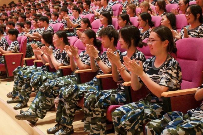 湖北中医药大学3名女民兵走进武汉工程科技学院,为新生军训加油
