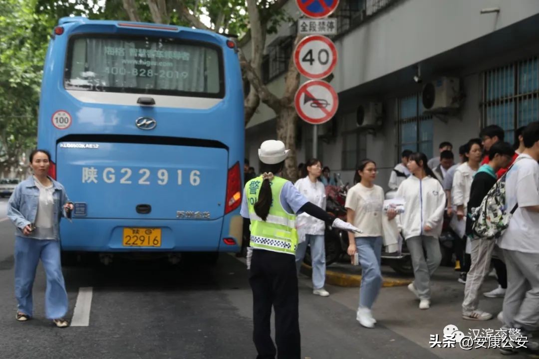 高考首日交通管制,200名交警护航考点