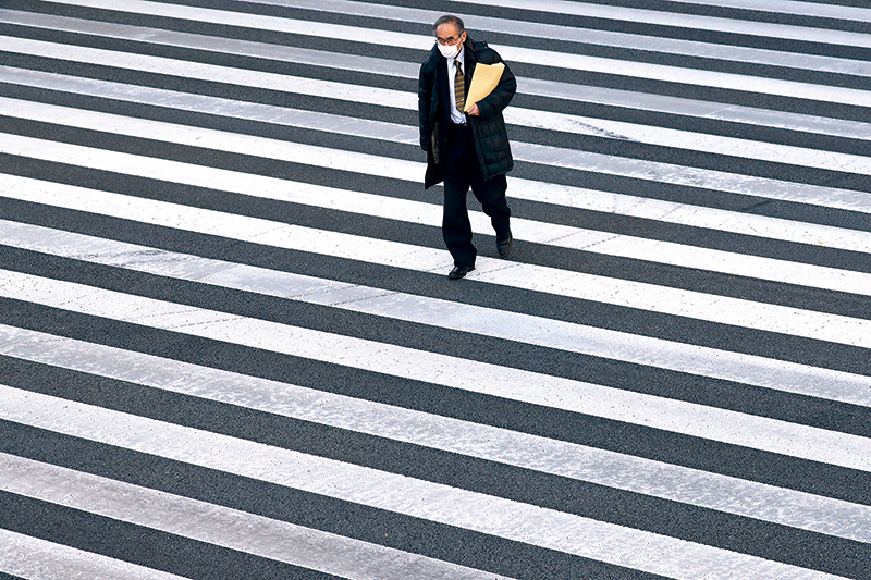 疫情下美欧经济深陷泥潭，中国如何稳住阵脚应对？