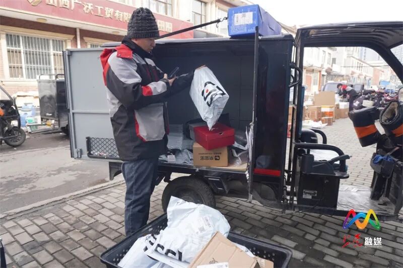 过年期间快递不停运,快递员坚守岗位保障物流畅通