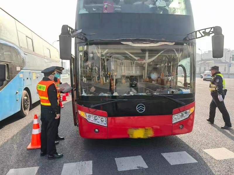 春运首日海曙区多举措保障交通，严查违规行为守护旅客权益