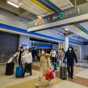 节后上班忙,北京北站返京高潮,有人邮寄行李轻装前行