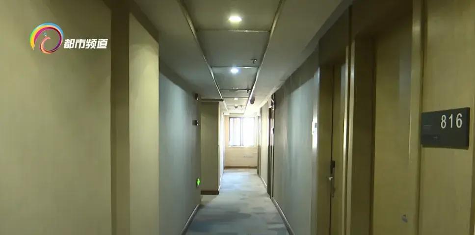 高考临近家长忙筹划 高考房预订情况如何?考点变动咋应对?