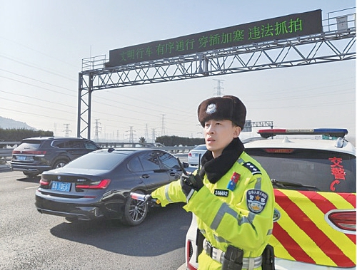 济南高速交警春节坚守岗位,全力保障道路安全顺畅