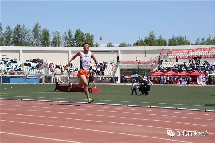 东北石油大学2018年大学生体育运动会隆重开幕