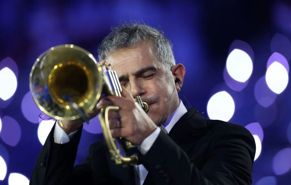 米兰冬奥会闭幕式精彩瞬间:志愿者致谢与各代表团入场等