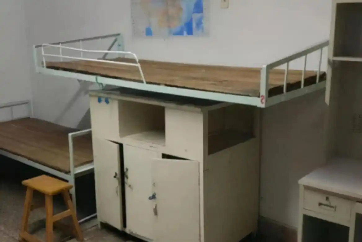 大学寝室环境差距大,新生幻想与现实落差,寒酸寝室引关注