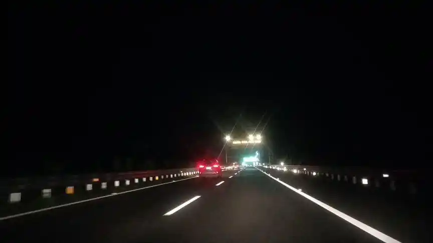 高速行驶时,远近光灯你用对了吗?